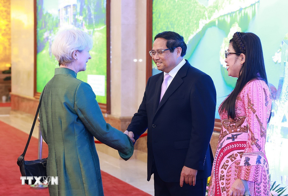 Thủ tướng Phạm Minh Chính và Phu nhân đón các Đại sứ, Trưởng đại diện các tổ chức quốc tế tại Hà Nội, Phu quân, Phu nhân tại buổi chiêu đãi. (Ảnh: Dương Giang/TTXVN)