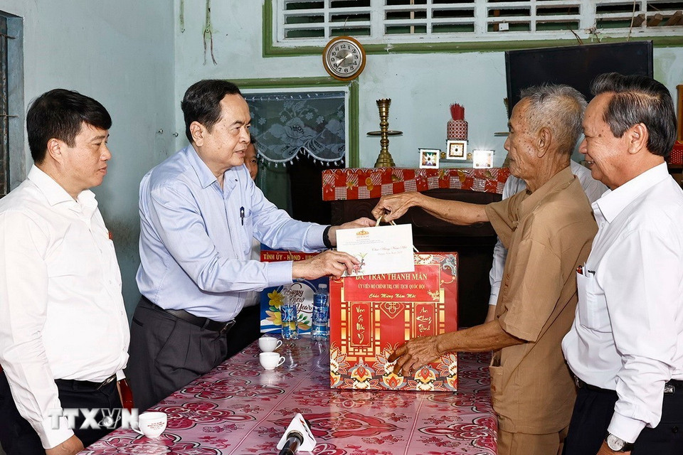 Chủ tịch Quốc hội Trần Thanh Mẫn tặng quà Tết cho ông Lê Tấn Tài, thương binh 3/4 ở xã Hiệp Hưng, huyện Phụng Hiệp, tỉnh Hậu Giang. (Ảnh: Doãn Tấn/TTXVN)
