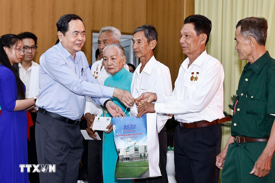 Chủ tịch Quốc hội Trần Thanh Mẫn tặng quà Tết cho người nghèo, đồng bào dân tộc thiểu số của huyện Phụng Hiệp. (Ảnh: Doãn Tấn/TTXVN)