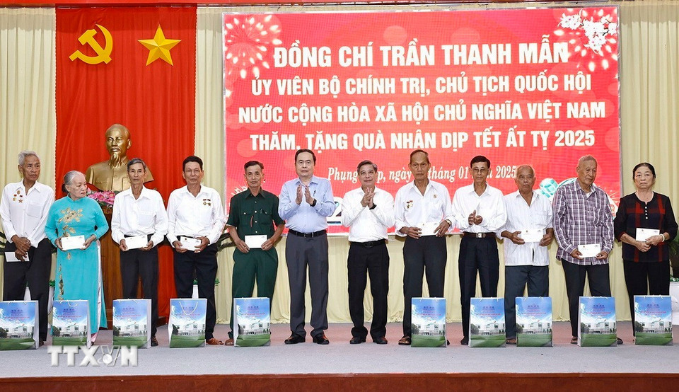 Chủ tịch Quốc hội Trần Thanh Mẫn tặng quà Tết cho người nghèo, đồng bào dân tộc thiểu số của huyện Phụng Hiệp. (Ảnh: Doãn Tấn/TTXVN)