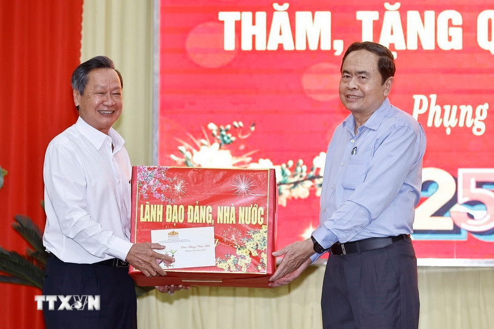 Chủ tịch Quốc hội Trần Thanh Mẫn tặng quà Tết cho huyện Phụng Hiệp. (Ảnh: Doãn Tấn/TTXVN)