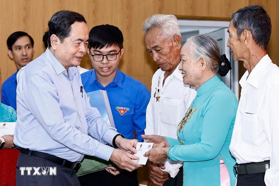 Chủ tịch Quốc hội Trần Thanh Mẫn tặng quà Tết cho người nghèo, đồng bào dân tộc thiểu số của huyện Phụng Hiệp. (Ảnh: Doãn Tấn/TTXVN)