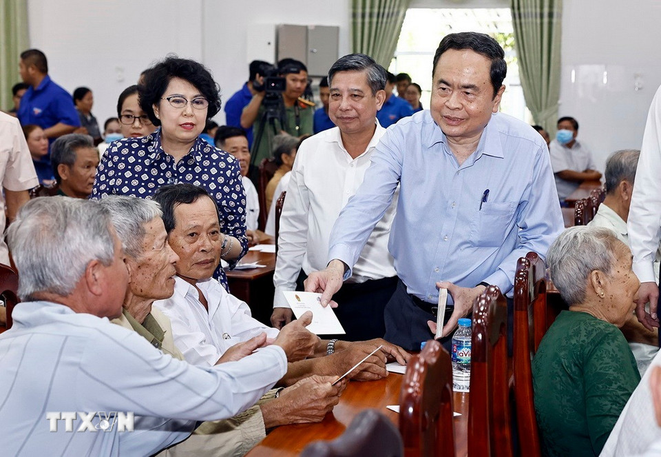 Chủ tịch Quốc hội Trần Thanh Mẫn tặng quà Tết cho người nghèo, đồng bào dân tộc thiểu số của huyện Phụng Hiệp. (Ảnh: Doãn Tấn/TTXVN)