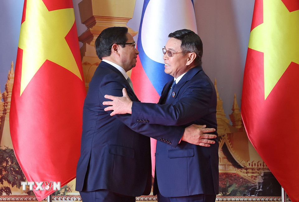 Thủ tướng Phạm Minh Chính hội kiến Chủ tịch Quốc hội Lào Saysomphone Phomvihane. (Ảnh: Dương Giang/TTXVN)
