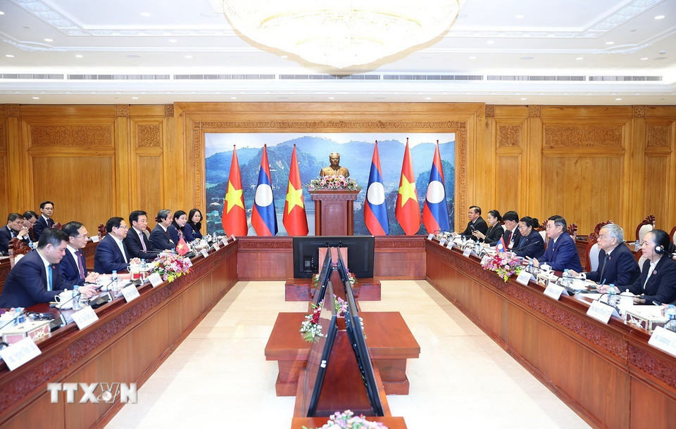 Thủ tướng Phạm Minh Chính hội kiến Chủ tịch Quốc hội Lào Saysomphone Phomvihane. (Ảnh: Dương Giang/TTXVN)