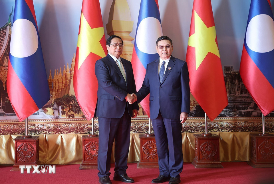 Thủ tướng Phạm Minh Chính hội kiến Chủ tịch Quốc hội Lào Saysomphone Phomvihane. (Ảnh: Dương Giang/TTXVN)