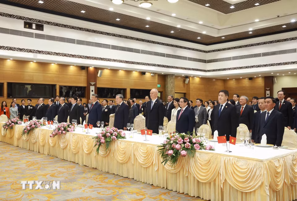 Các đại biểu thực hiện nghi thức chào cờ. (Ảnh: Thống Nhất/TTXVN)