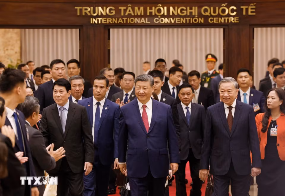 Tổng Bí thư Tô Lâm và Chủ tịch nước Lương Cường cùng Tổng Bí thư, Chủ tịch nước Trung Quốc Tập Cận Bình dự chiêu đãi. (Ảnh: Lâm Khánh/TTXVN)