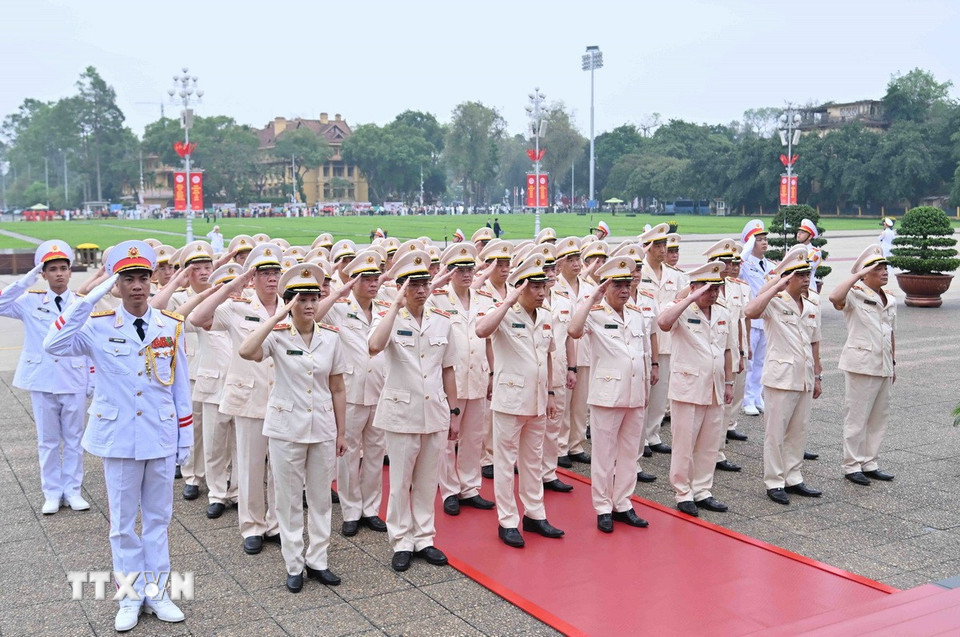 Đoàn đại biểu Đảng ủy Công an Trung ương-Bộ Công an thành kính tưởng niệm Chủ tịch Hồ Chí Minh. (Ảnh: An Đăng/TTXVN)