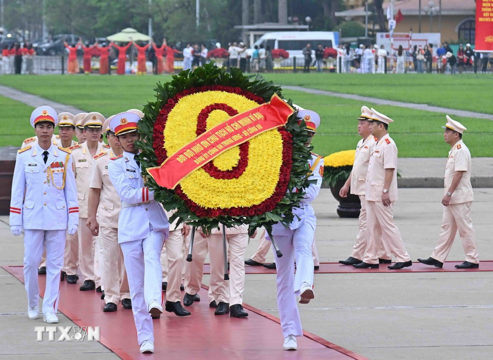 Đoàn đại biểu Đảng ủy Công an Trung ương-Bộ Công an đến đặt vòng hoa và vào Lăng viếng Chủ tịch Hồ Chí Minh. (Ảnh: An Đăng/TTXVN)