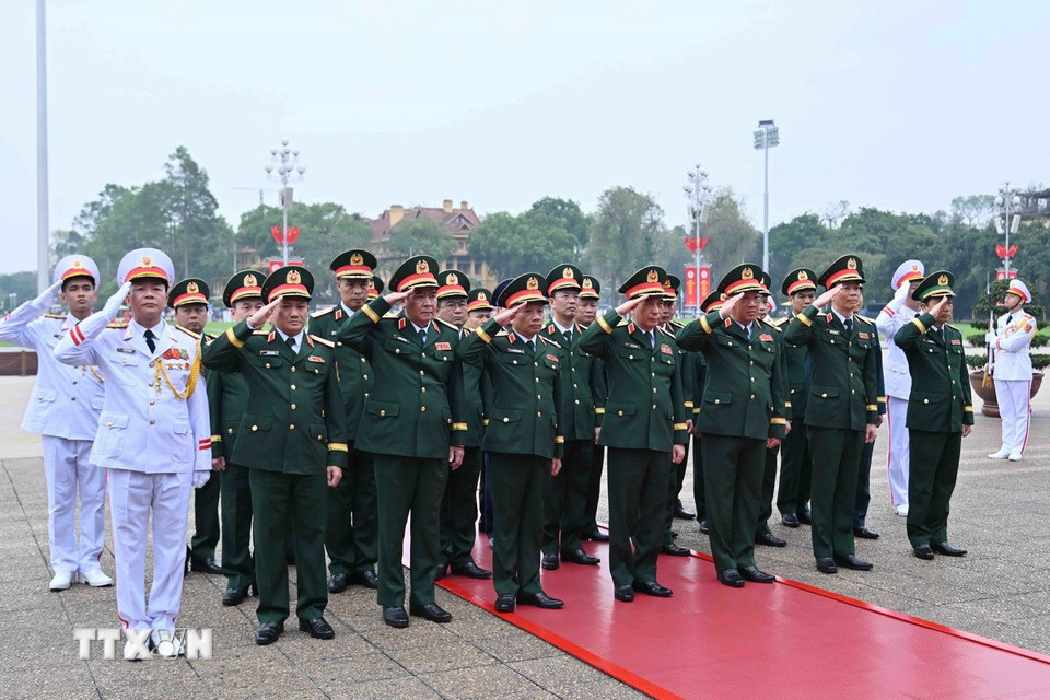 Đoàn đại biểu Quân ủy Trung ương-Bộ Quốc phòng thành kính tưởng niệm Chủ tịch Hồ Chí Minh. (Ảnh: An Đăng/TTXVN)