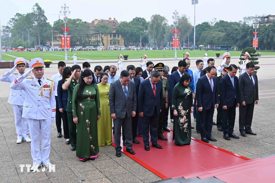 Đoàn đại biểu lãnh đạo thành phố Hà Nội thành kính tưởng niệm Chủ tịch Hồ Chí Minh. (Ảnh: An Đăng/TTXVN)
