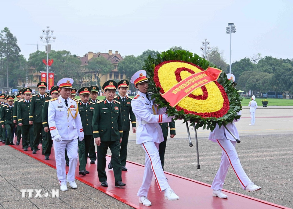 Đoàn đại biểu Quân ủy Trung ương-Bộ Quốc phòng đến đặt vòng hoa và vào Lăng viếng Chủ tịch Hồ Chí Minh. (Ảnh: An Đăng/TTXVN)