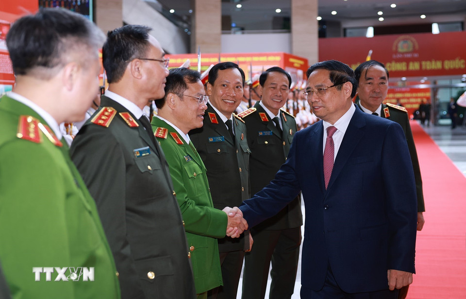 Thủ tướng Phạm Minh Chính với lãnh đạo Bộ Công an tham dự Hội nghị Công an toàn quốc lần thứ 81. (Ảnh: Dương Giang/TTXVN)