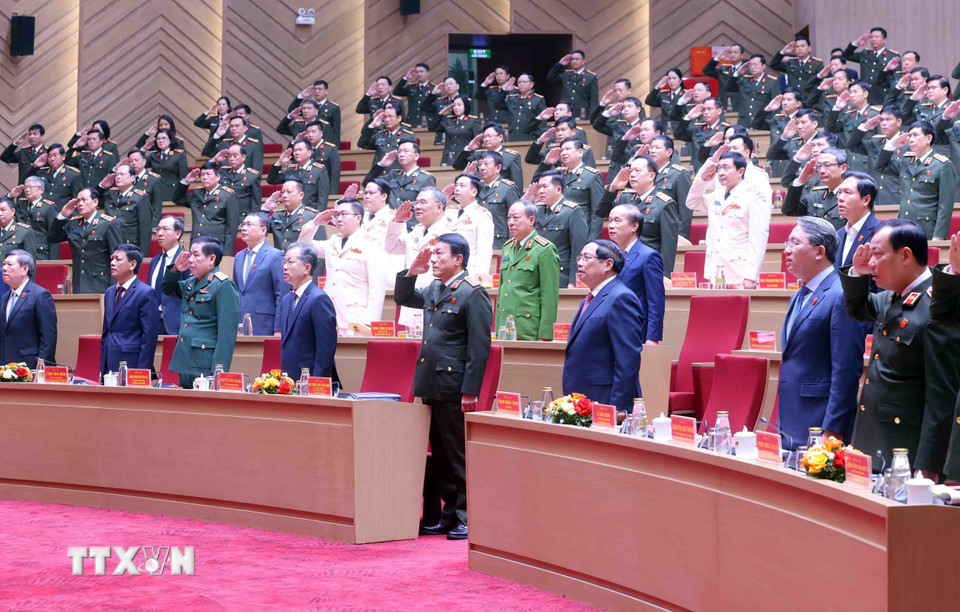 Thủ tướng Phạm Minh Chính và các đại biểu thực hiện nghi lễ chào cờ. (Ảnh: Phạm Kiên/TTXVN)