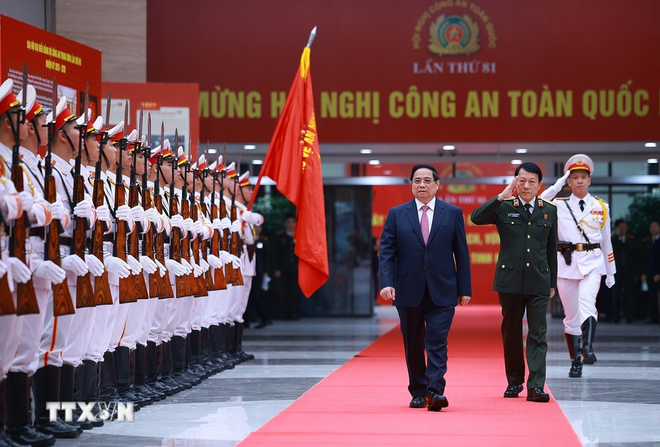 Thủ tướng Phạm Minh Chính với lãnh đạo Bộ Công an tham dự Hội nghị Công an toàn quốc lần thứ 81. (Ảnh: Dương Giang/TTXVN)
