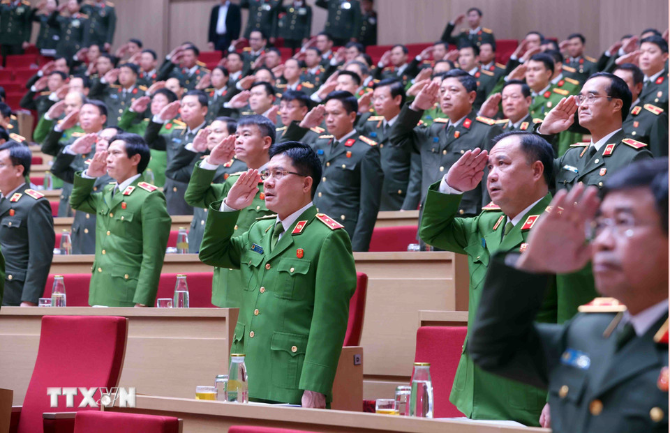 Các đại biểu thực hiện nghi lễ chào cờ. (Ảnh: Phạm Kiên/TTXVN)