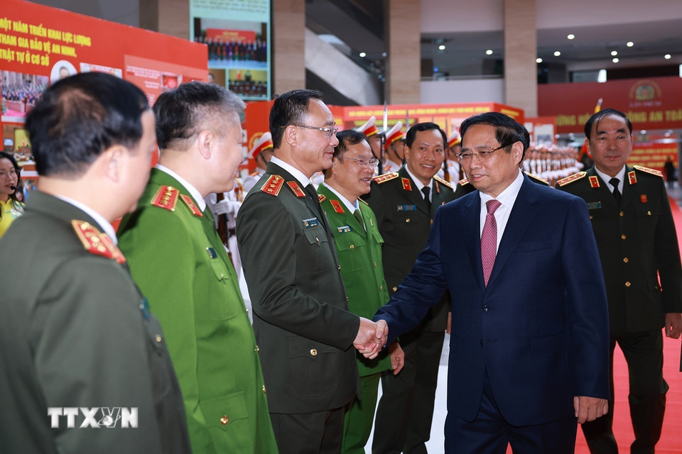 Thủ tướng Phạm Minh Chính với lãnh đạo Bộ Công an tham dự Hội nghị Công an toàn quốc lần thứ 81. (Ảnh: Dương Giang/TTXVN)
