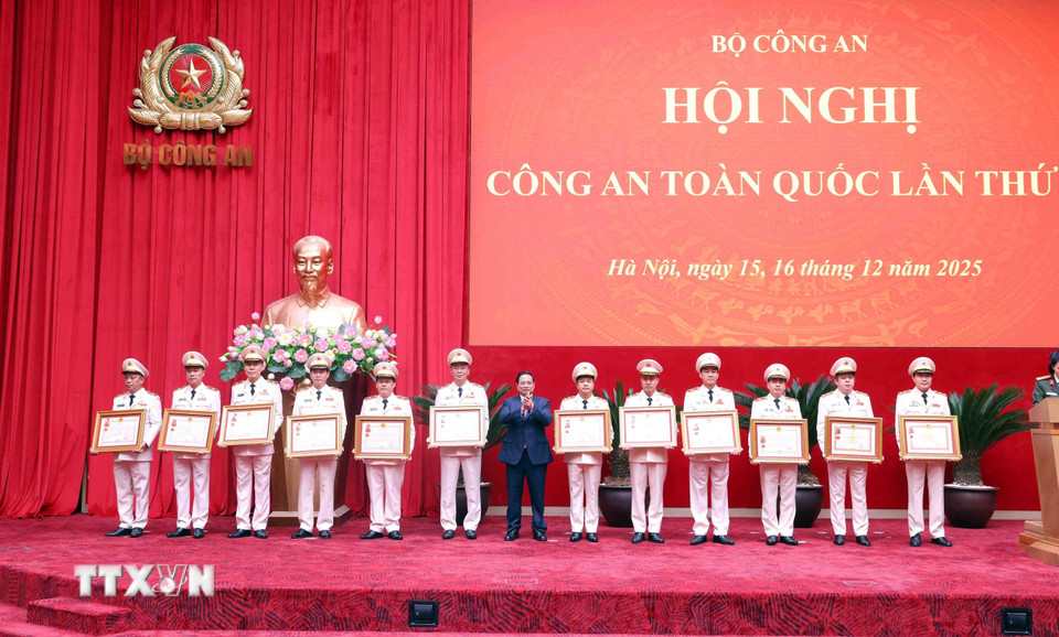 Thủ tướng Phạm Minh Chính trao Huân chương Quân công hạng Nhì và Huân chương Chiến công hạng Nhất cho các cá nhân có thành tích xuất sắc. (Ảnh: Phạm Kiên/TTXVN)