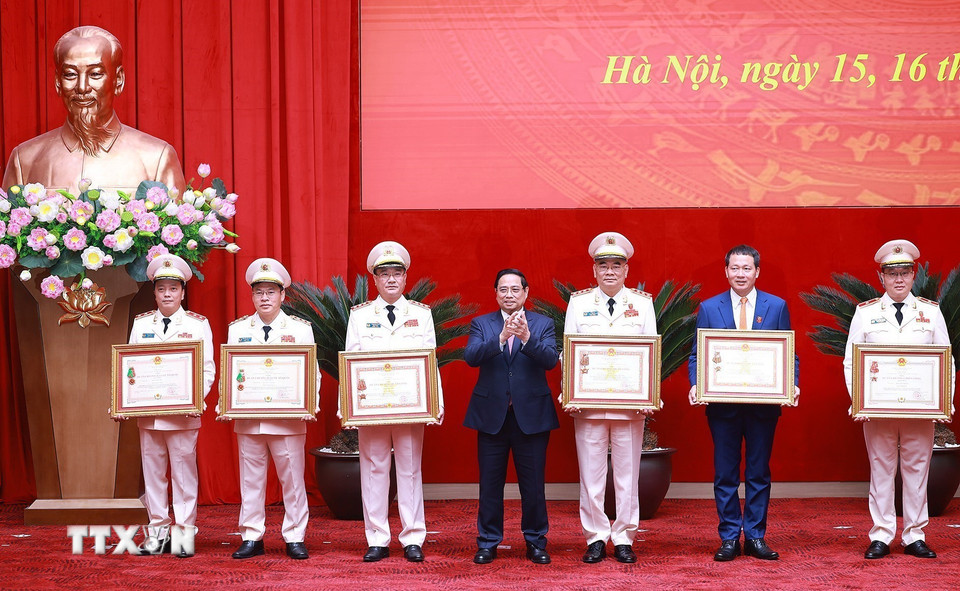Thủ tướng Phạm Minh Chính trao Huân chương Quân công hạng Nhất, Nhì, Ba; Huân chương Bảo vệ Tổ quốc hạng Nhất và Huân chương Chiến công hạng Nhất cho các cá nhân có thành tích xuất sắc. (Ảnh: Dương Giang/TTXVN)