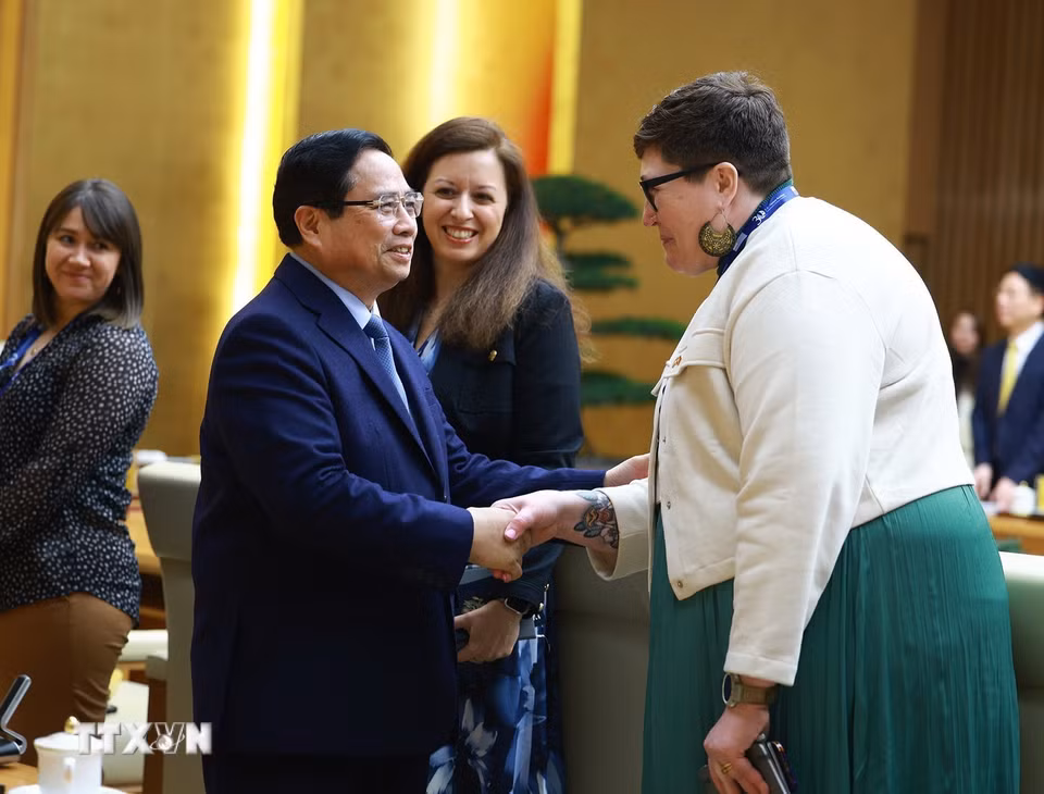 Thủ tướng Phạm Minh Chính với lãnh đạo các Trường Đại học của Hoa Kỳ sang Việt Nam dự Chương trình Hợp tác Học thuật Quốc tế (IAPP). (Ảnh: Dương Giang/TTXVN)
