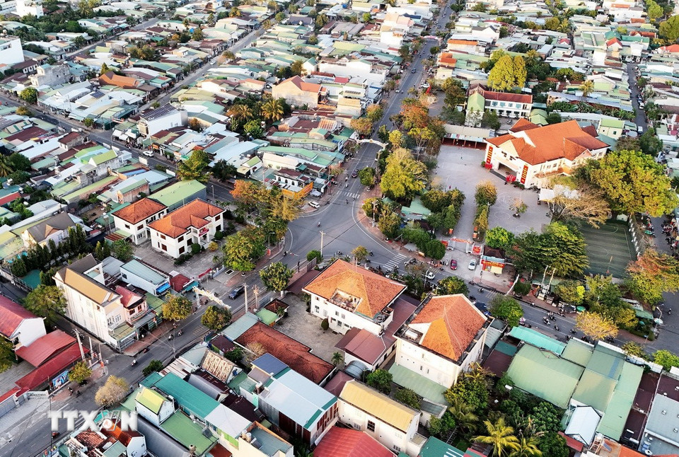 Ngã tư Ngân hàng, giao giữa hai con đường chính 30/4 và 3/2, chạy qua trung tâm thị trấn Đạ Tẻh. (Ảnh: Hồng Đạt/TTXVN)