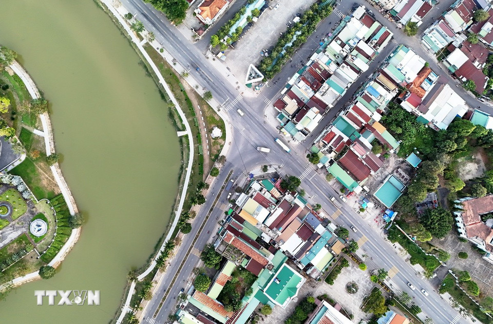 Ngã ba Mađaguôi, giao điểm Quốc lộ 20 với Tỉnh lộ 721, tuyến đường huyết mạch của huyện Đạ Huoai, đi vào trung tâm huyện là thị trấn Đạ Tẻh. (Ảnh: Hồng Đạt/TTXVN)