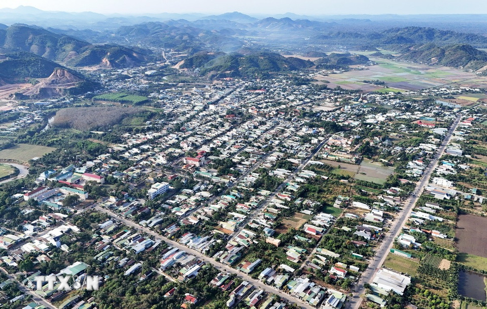 Huyện Đạ Huoai là một vùng đất đặc thù nằm ở dưới cực Nam Tây nguyên (đèo Bảo Lộc), giáp ranh ba vùng kinh tế Tây Nguyên, Nam Trung Bộ và Đông Nam Bộ; giáp ranh 4 tỉnh Lâm Đồng, Bình Thuận, Bình Phước và Đồng Nai. (Ảnh: Hồng Đạt/TTXVN)