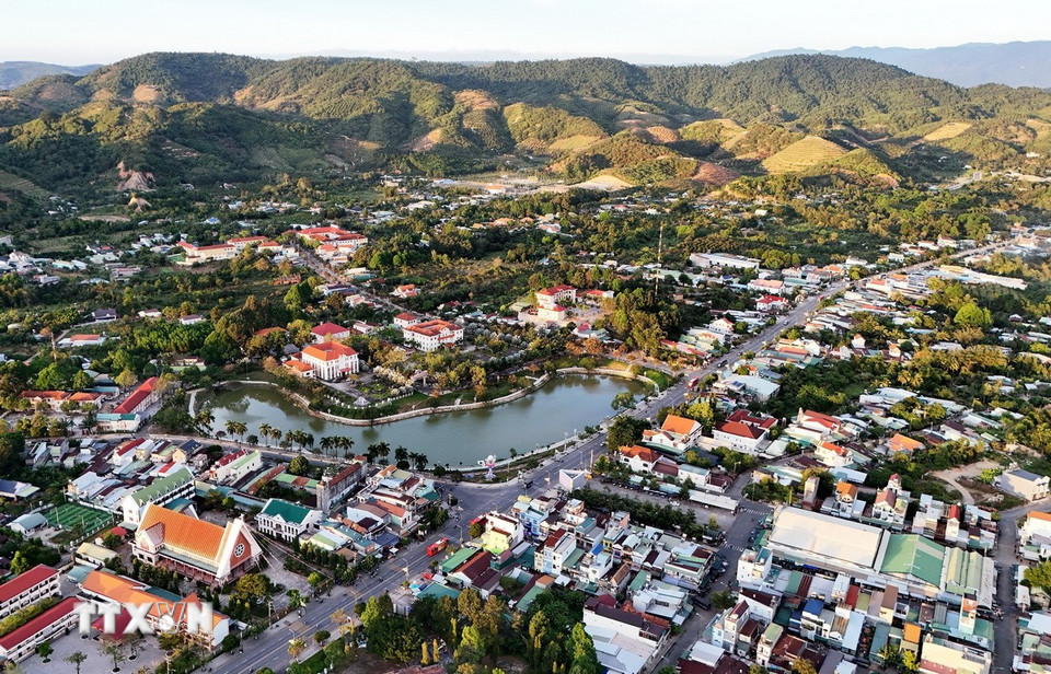 Quốc lộ 20 từ Thành phố Chí Minh đi Đà Lạt qua trung tâm thị trấn Mađaguôi, một trong 4 thị trấn của huyện Đạ Huoai, tỉnh Lâm Đồng. (Ảnh: Hồng Đạt/TTXVN)