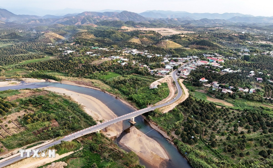 Cầu Đạ Quay bắc qua sông Đạ Huoai, ranh giới tự nhiên giữa hai huyện Đạ Huoai và Đạ Tẻh trước đây. (Ảnh: Hồng Đạt/TTXVN)