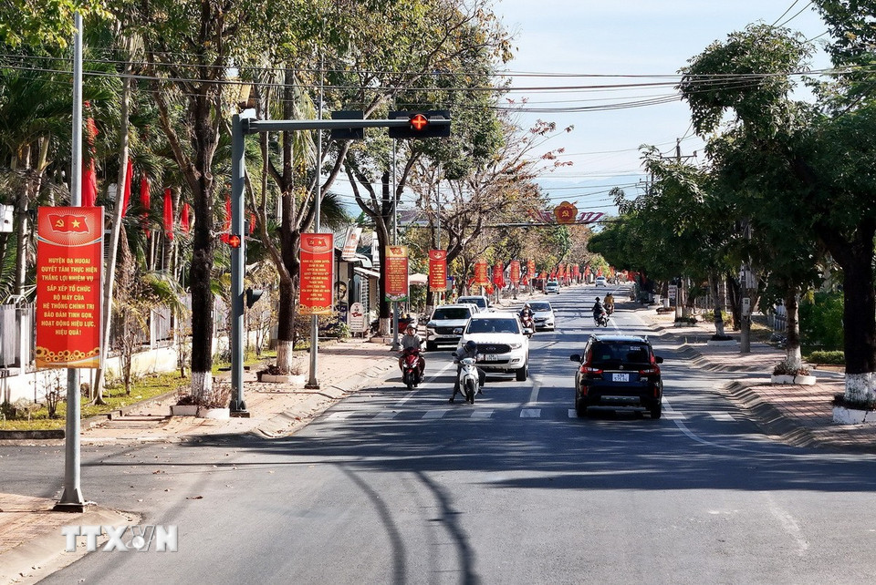 Đường 30/4 chạy qua trung tâm thị trấn Đạ Tẻh, huyện lỵ của huyện Đạ Huoai, trong ngày đầu năm mới Ất Tỵ 2025. (Ảnh: Hồng Đạt/TTXVN)