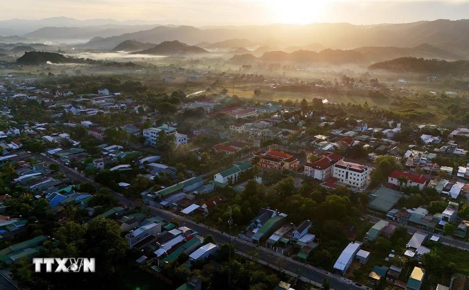 Bình minh ở thị trấn Đạ Tẻh, trung tâm huyện Đạ Huoai, tỉnh Lâm Đồng. (Ảnh: Hồng Đạt/TTXVN)