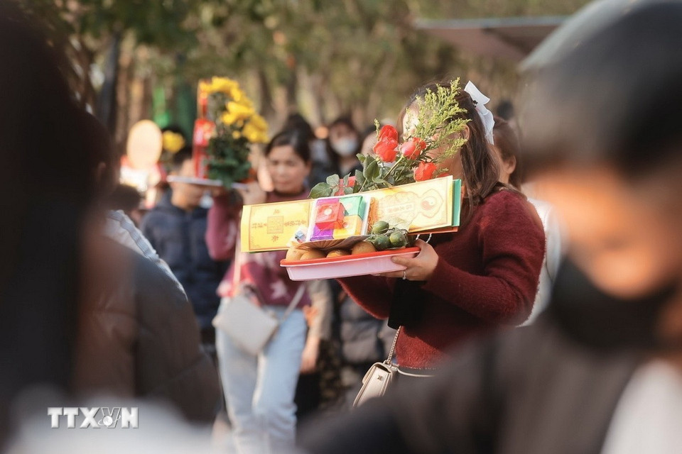 Người dân sắm sửa lễ đến lễ rằm tại Phủ Tây Hồ. (Ảnh: Minh Quyết/TTXVN)