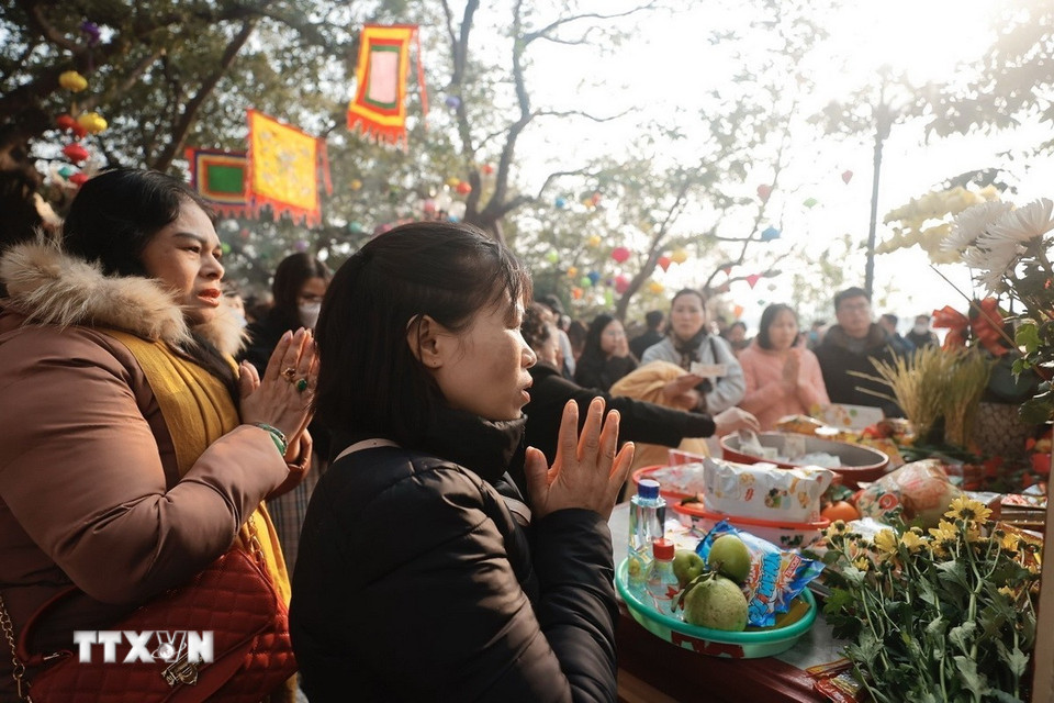 Rất đông người dân "chen vai, thích cánh" để có vị trí lễ Rằm tháng Giêng tại Phủ Tây Hồ. (Ảnh: Minh Quyết/TTXVN)