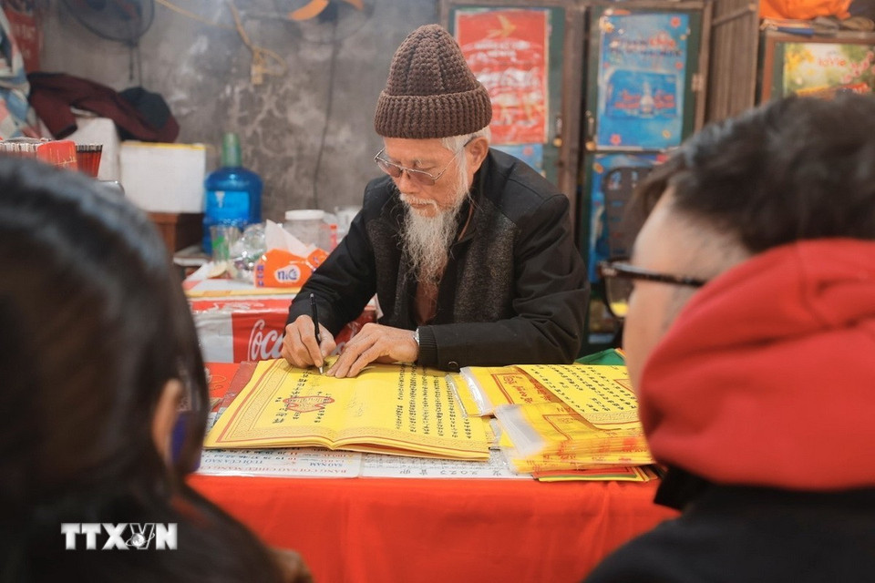 Khu vực viết sớ. (Ảnh: Minh Quyết/TTXVN)