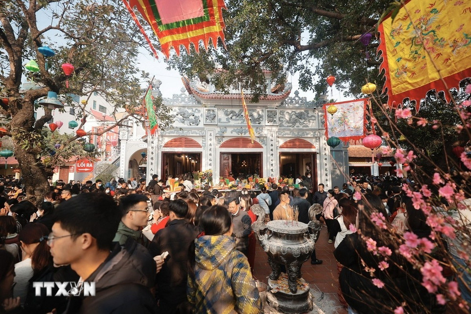 Đi lễ chùa ngày Rằm tháng Giêng - nét văn hóa truyền thống đầu Xuân của người Việt. (Ảnh: Minh Quyết/TTXVN)