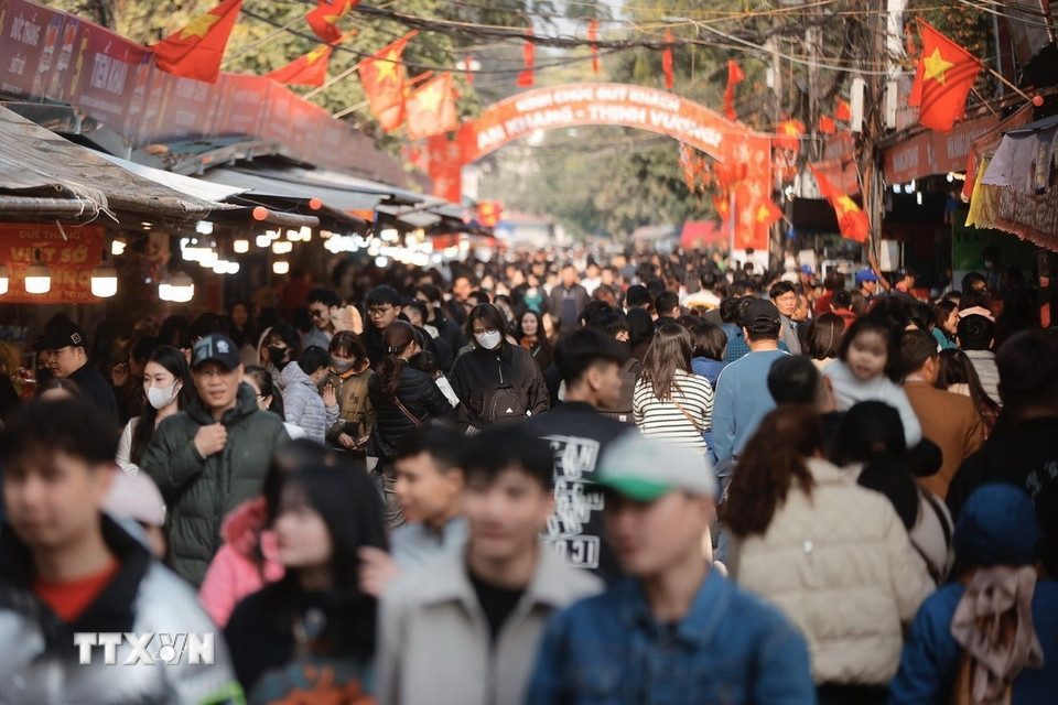 Người dân Thủ đô và du khách tấp nập đi lễ rằm tại Phủ Tây Hồ. (Ảnh: Minh Quyết/TTXVN)