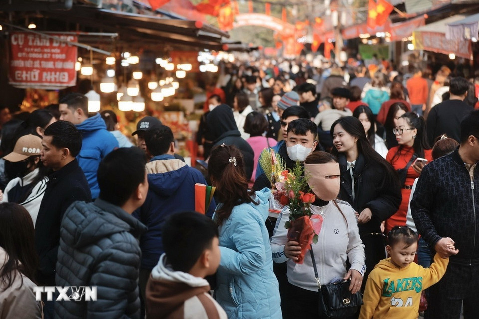 Người dân Thủ đô và du khách tấp nập đi lễ rằm tháng Giêng tại Phủ Tây Hồ. (Ảnh: Minh Quyết/TTXVN)