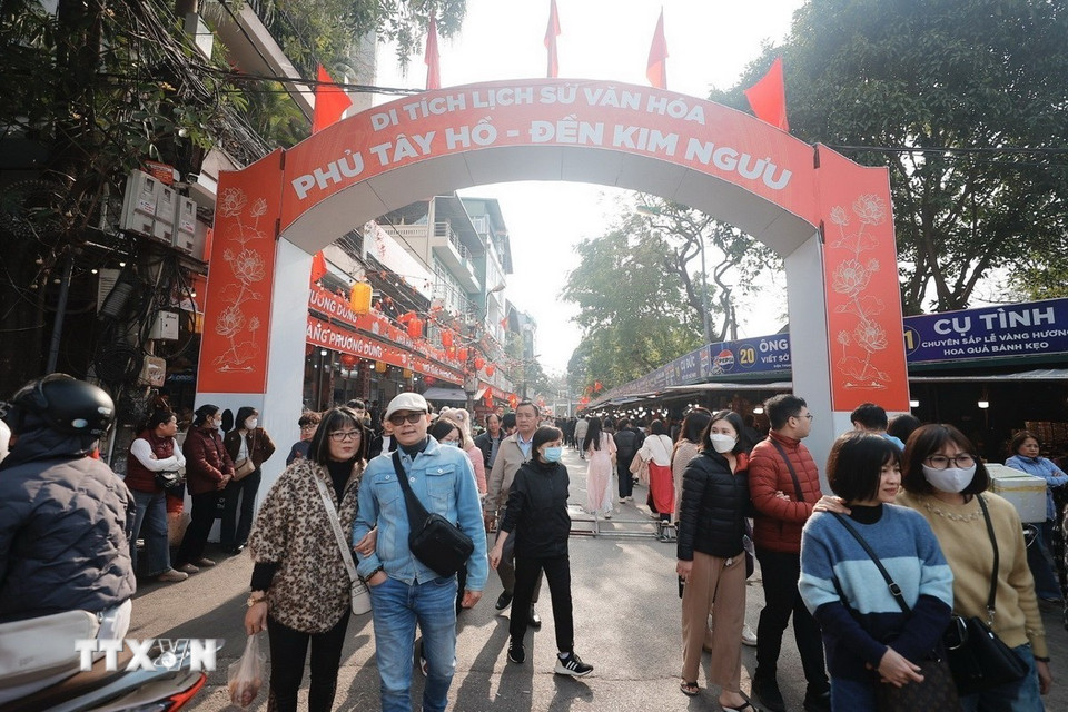 Dù còn 3 ngày nữa mới đến rằm tháng Giêng, nhưng ngày 9/2 (12 tháng Giêng) là ngày nghỉ cuối tuần, nhiều người dân Thủ đô và du khách đến Phủ Tây Hồ để làm lễ. (Ảnh: Minh Quyết/TTXVN)
