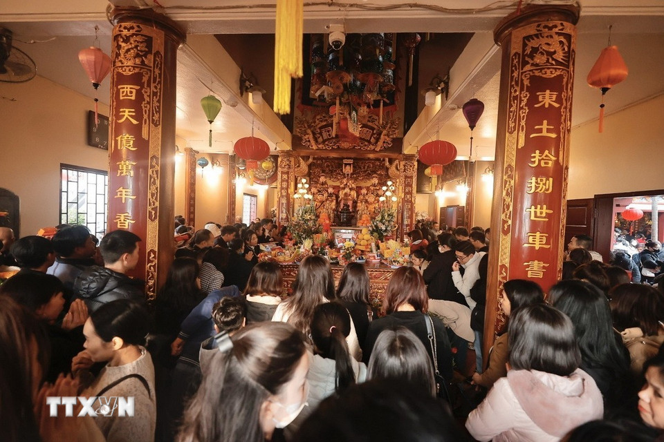 Rất đông người dân đến lễ Rằm tại Phủ Tây Hồ. (Ảnh: Minh Quyết/TTXVN)