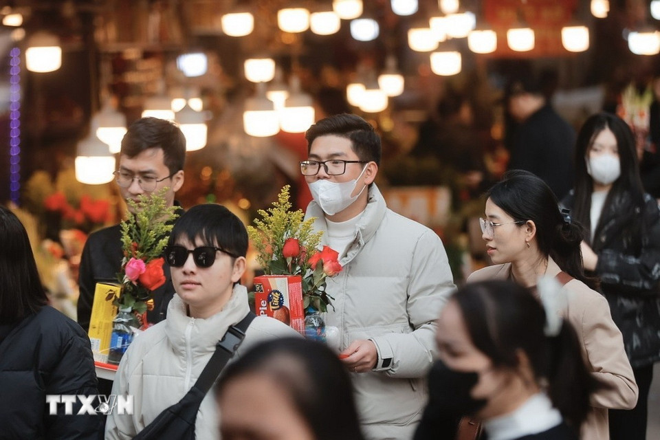 Người dân sắm sửa lễ đến lễ Rằm tháng Giêng tại Phủ Tây Hồ. (Ảnh: Minh Quyết/TTXVN)