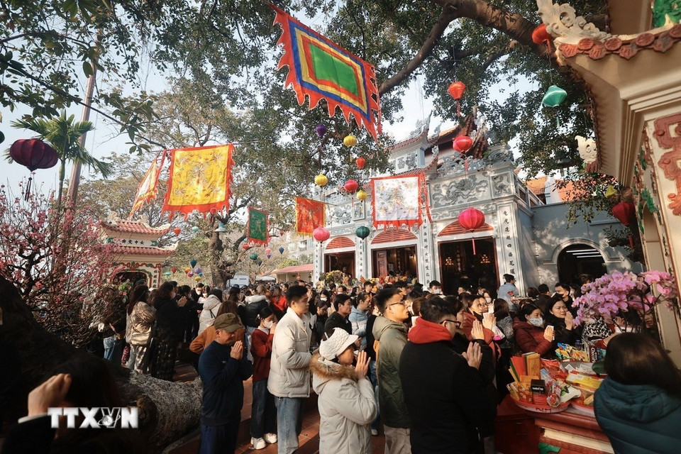 Đi lễ chùa ngày rằm tháng Giêng - nét văn hóa truyền thống của người Việt. (Ảnh: Minh Quyết/TTXVN)