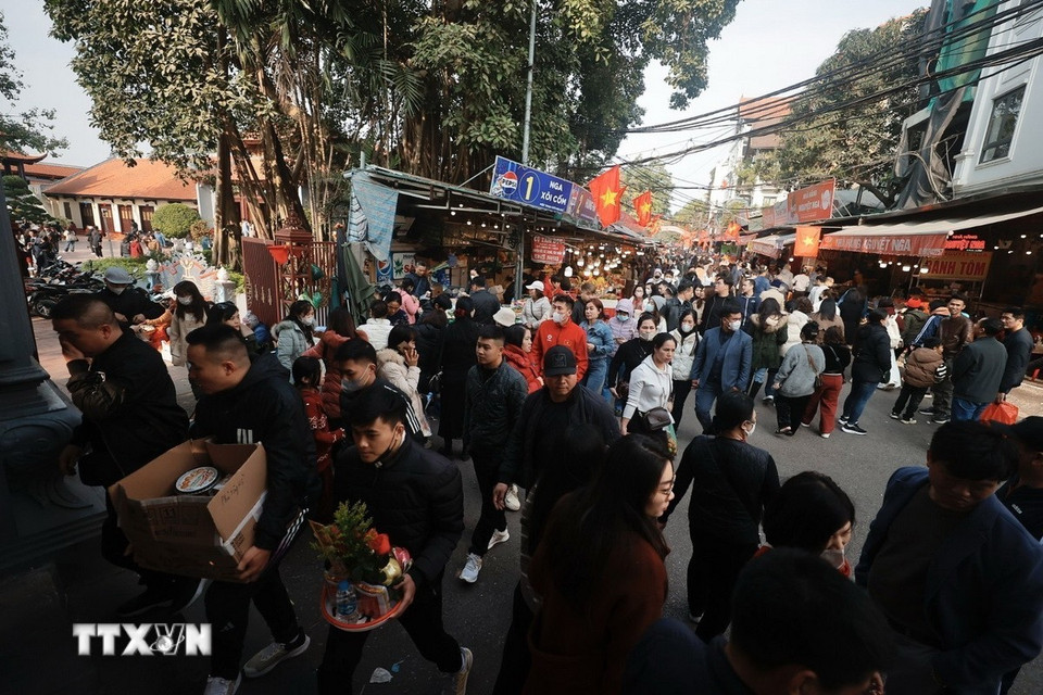 Người dân Thủ đô và du khách tấp nập đi lễ Rằm tháng Giêng tại Phủ Tây Hồ.(Ảnh: Minh Quyết/TTXVN)