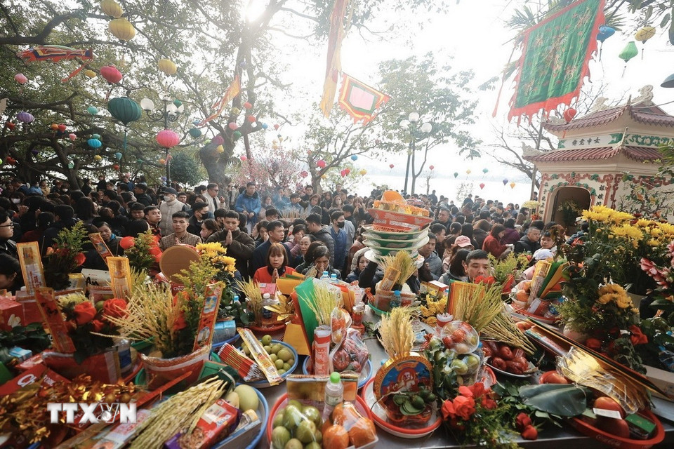 Rất đông người dân đến lễ rằm tại Phủ Tây Hồ. (Ảnh: Minh Quyết/TTXVN)