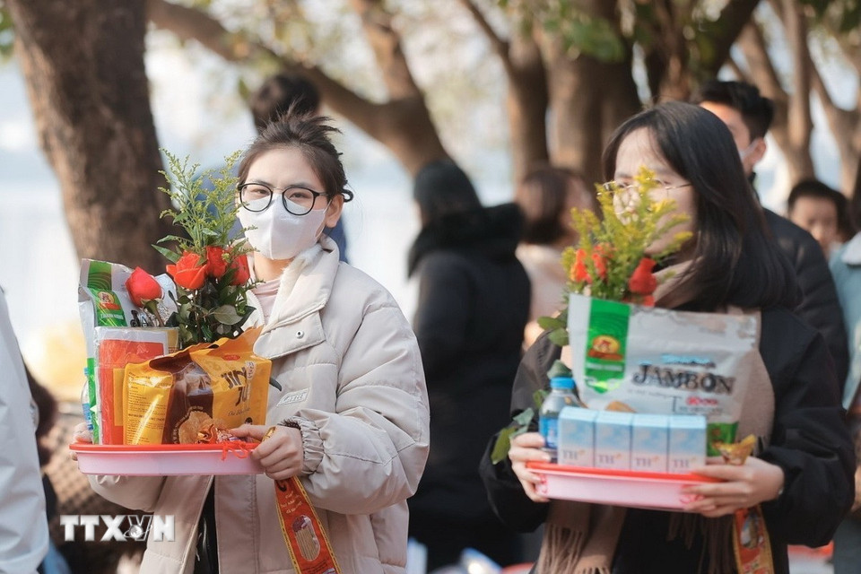 Người dân sắm sửa lễ đến lễ Rằm tháng Giêng tại Phủ Tây Hồ. (Ảnh: Minh Quyết/TTXVN)