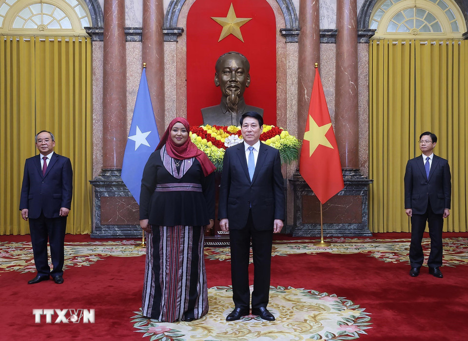 Chủ tịch nước Lương Cường với Đại sứ Cộng hòa Liên bang Somalia tại Việt Nam Hedan Osman Abdi trình Quốc thư. (Ảnh: Lâm Khánh/TTXVN)
