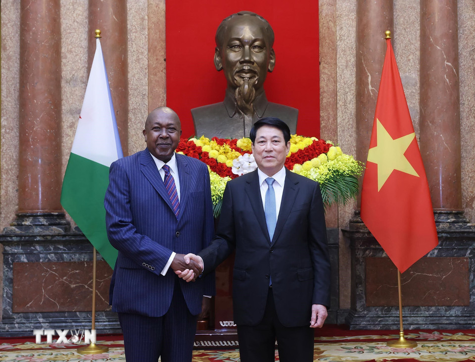 Chủ tịch nước Lương Cường với Đại sứ Cộng hòa Djibouti tại Việt Nam Ibrahim Bileh Doualeh trình Quốc thư. (Ảnh: Lâm Khánh/TTXVN)