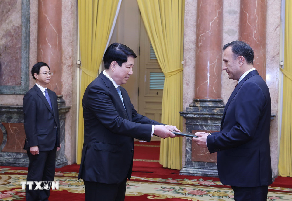 Chủ tịch nước Lương Cường nhận Quốc thư từ Đại sứ Cộng hòa Uzbekistan tại Việt Nam Oybek Eshonov. (Ảnh: Lâm Khánh/TTXVN)