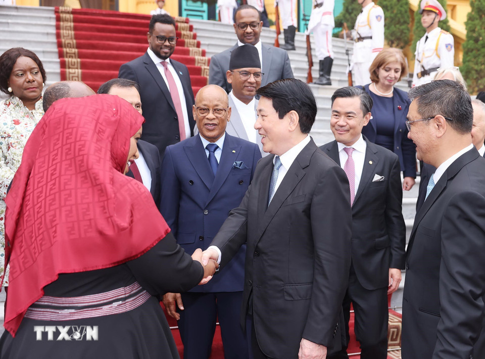 Chủ tịch nước Lương Cường với các Đại sứ đến trình Quốc thư. (Ảnh: Lâm Khánh/TTXVN)