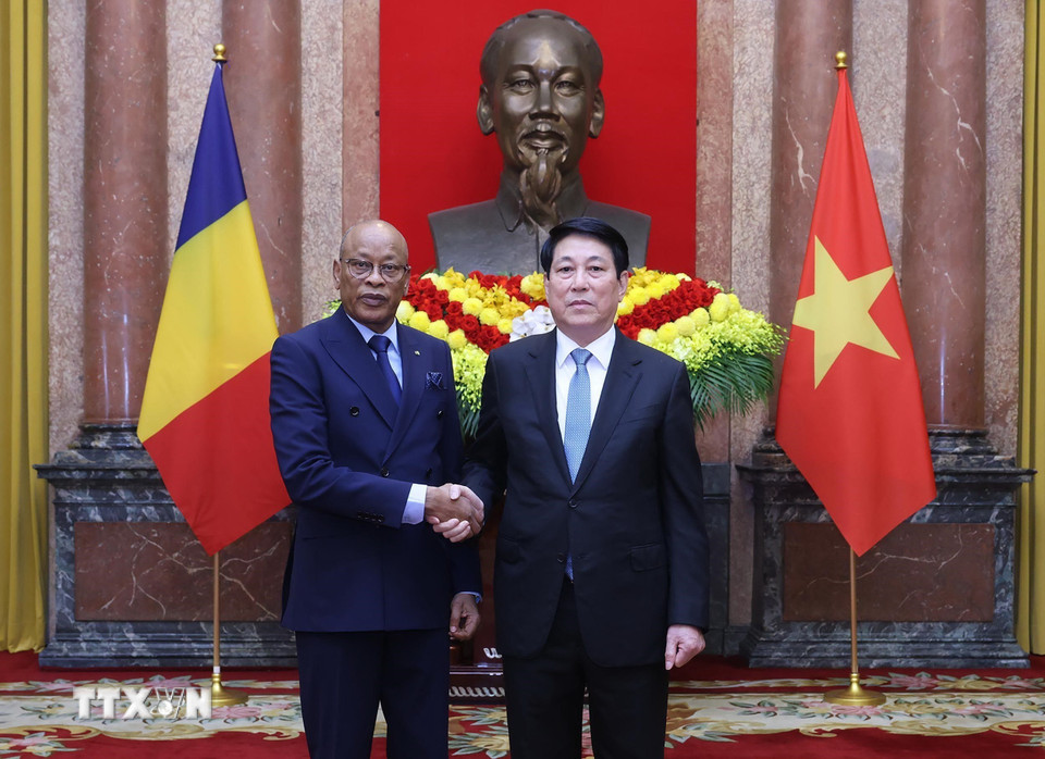 Chủ tịch nước Lương Cường với Đại sứ Cộng hòa Chad tại Việt Nam Abakar Saleh Chahaimi trình Quốc thư. (Ảnh: Lâm Khánh/TTXVN)